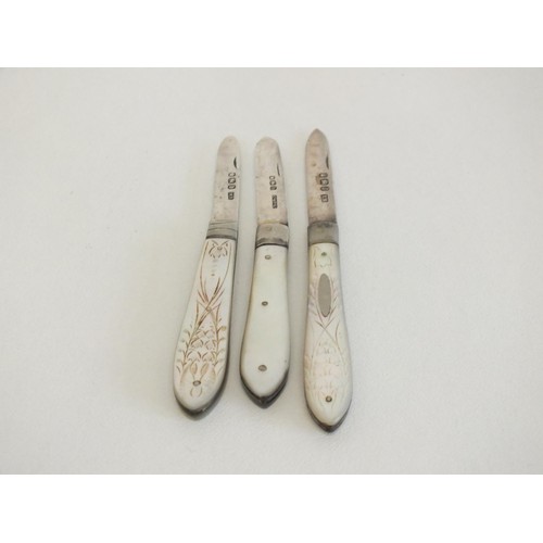 77 - 3 x STERLING SILVER HALLMARKED FRUIT KNIVES WITH MOTHER OF PEARL HANDLES