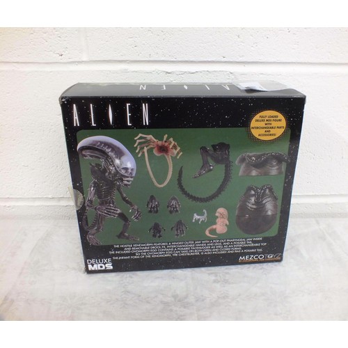 37 - MEZCO - MDS - 7 inch DELUX ALIEN - Boxed as New