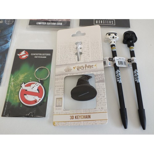 5 - COLLECTABLE KEYRINGS, LANYARDS & PENS INCLUDES HARRY POTTER, GHOSTBUSTERS, HELLBOY & STAR WARS