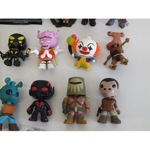 9 - COLLECTABLE KEYRINGS and FIGURES INCLUDES STAR WARS & IT PENNYWISE