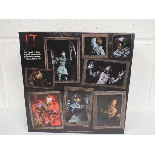 26 - NECA - IT - Ultimate Pennywise: The Dancing Clown 7