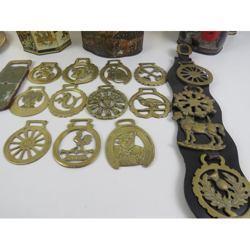 138 - 5 x ORIENTAL TINS- HORSE BRASSES, PLATE BRASS PLANTER etc