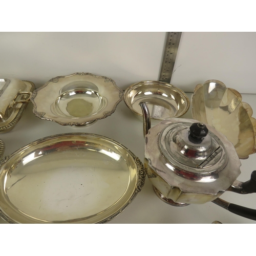 303 - GOOD QUANTITY OF METAL WARE IE- BOWLS, TRAYS, SERVING TRAYS, TANKARD, SUGAR DISHES