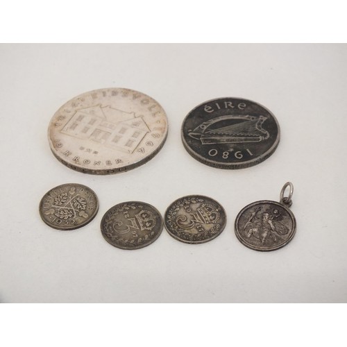 55 - COLLECTABLE LOT INCLUDES SILVER BROOCHES, COINS AND AMBER CHEROOT