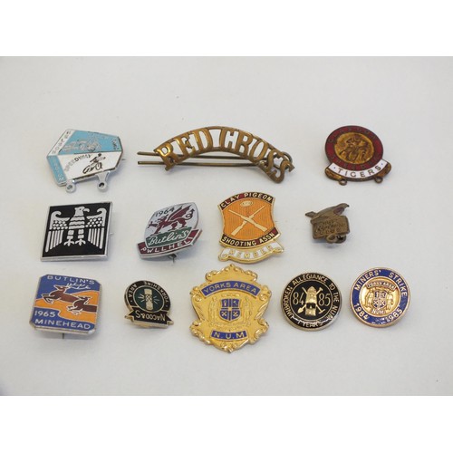 59 - 12 x BADGES INCLUDING MINERS, BUTLINS, SPEEDWAY ETC