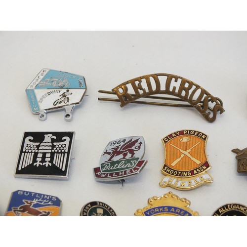 59 - 12 x BADGES INCLUDING MINERS, BUTLINS, SPEEDWAY ETC