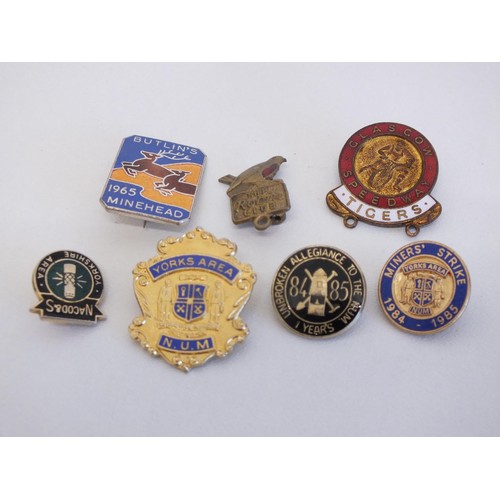 59 - 12 x BADGES INCLUDING MINERS, BUTLINS, SPEEDWAY ETC