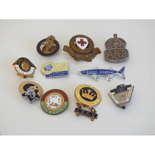 66 - 10 x OLD BADGES INCLUDING SILVER ARP AND SILVER RAILWAY BADGES