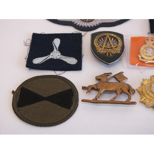 69 - 15 x VARIOUS MILITARY BRASS AND CLOTH BADGES