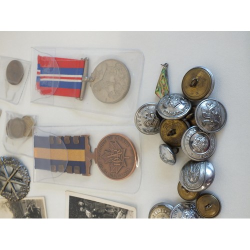 71 - MISCELLANEOUS MIXED LOT INCLUDING MEDALS, BADGES AND BUTTONS