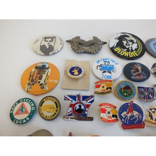 78 - 40 x VARIOUS BADGES, POP GROUPES, FOOTBALL, BUTLINS ETC