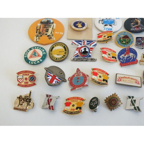 78 - 40 x VARIOUS BADGES, POP GROUPES, FOOTBALL, BUTLINS ETC