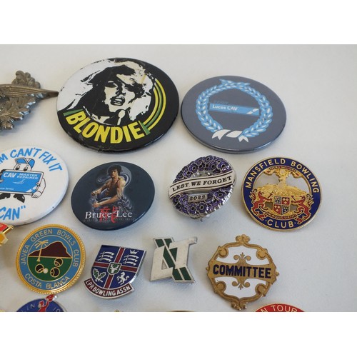 78 - 40 x VARIOUS BADGES, POP GROUPES, FOOTBALL, BUTLINS ETC