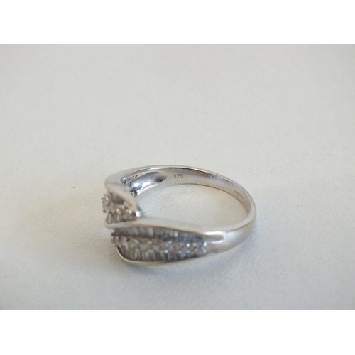 86 - 9CT WHITE GOLD AND DIAMOND RING WITH 20 BRILLIANT ROUND CUT DIAMONDS AND 63 BAGUETTE CUT DIAMONDS WI... 