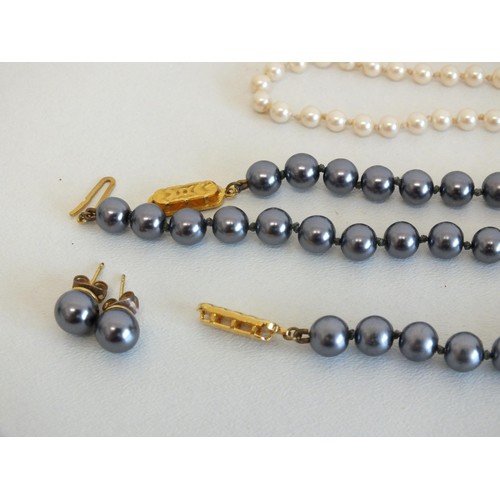 130 - TWO SETS OF CULTURED PEARLS INCLUDING NECKLACE AND BRACELET AND BLACK NECKLACE AND EAR STUDS PLUS OT... 