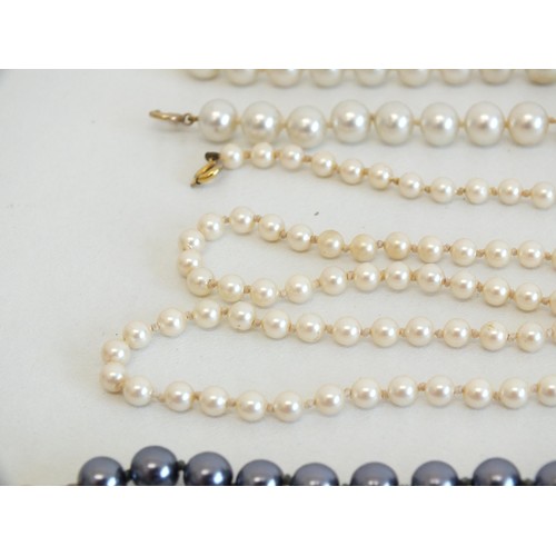 130 - TWO SETS OF CULTURED PEARLS INCLUDING NECKLACE AND BRACELET AND BLACK NECKLACE AND EAR STUDS PLUS OT... 