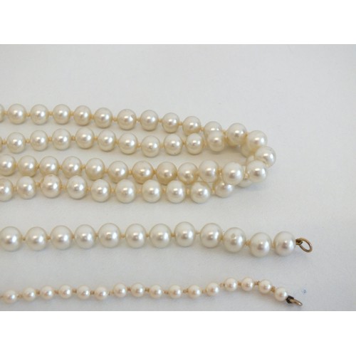 130 - TWO SETS OF CULTURED PEARLS INCLUDING NECKLACE AND BRACELET AND BLACK NECKLACE AND EAR STUDS PLUS OT... 