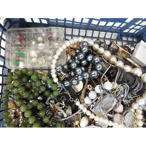 134 - LARGE QUANTITY OF COSTUME JEWELLERY