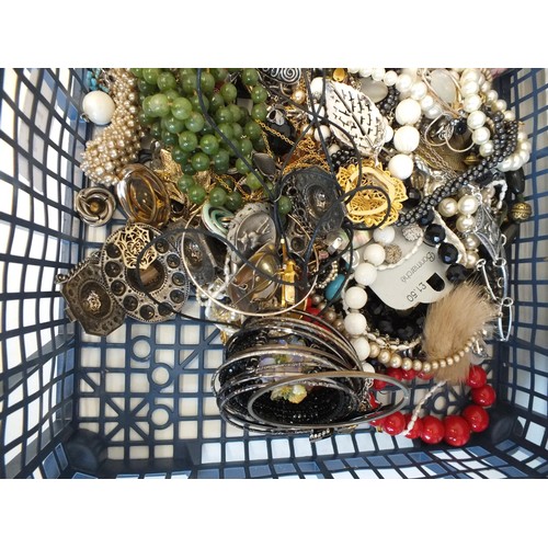 134 - LARGE QUANTITY OF COSTUME JEWELLERY