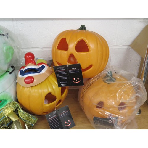 40 - SELECTION OF HALLOWEEN ITEMS INCLUDES TRICK OR TREAT CLOWN MASK, PUPKINS, TOY AXE etc