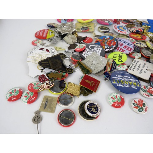 256 - ;ARGE COLLECITON OF ENAMEL AND TIN BADGES 100'S BUTLINS, ROBERTSONS, HORSE RACING