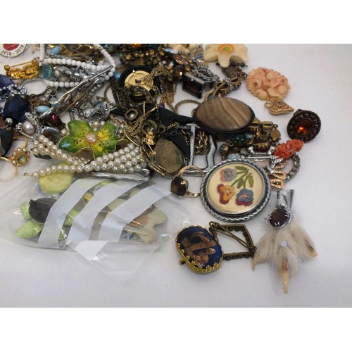 179 - VINTAGE JEWELLERY JOBLOT INCLUDING STERLING SILVER