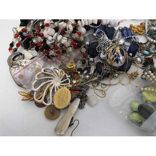 179 - VINTAGE JEWELLERY JOBLOT INCLUDING STERLING SILVER