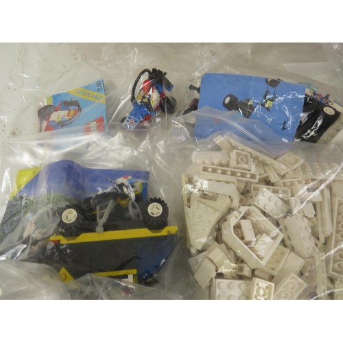 296 - JOBLOT OF LEGO INCLUDES VEHICLES, SPACESHIPS, LOOSE LEGO ETC