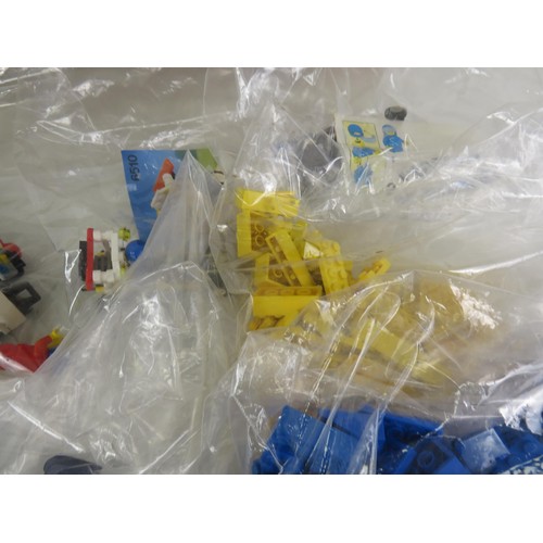 296 - JOBLOT OF LEGO INCLUDES VEHICLES, SPACESHIPS, LOOSE LEGO ETC