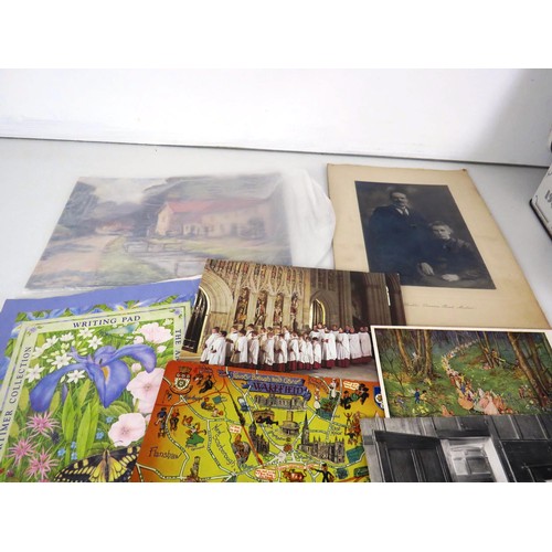 281 - WOODEN BOX OF TRINKETS INCLUDING BRASS ZIPPO LIGHTER AND JUBILEE TIN WITH POSTCARDS AND EPHEMERA