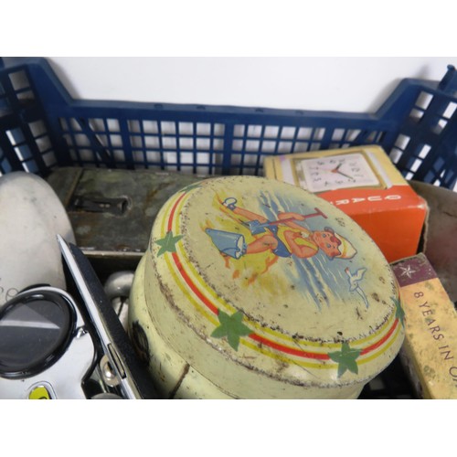 290 - 2 x TRAYS OF MISCELLANEOUS INCLUDES VINTAGE TINS, CAMERA, COMPACTS, HAND HELD LACE FANS ETC