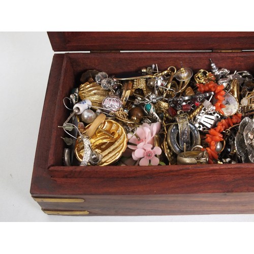 166 - WOODEN CARVED JEWELLERY TRINKET BOX FULL OF VINTAGE / RETRO EARRINGS INCLUDING CLIP ON ENAMEL ETC