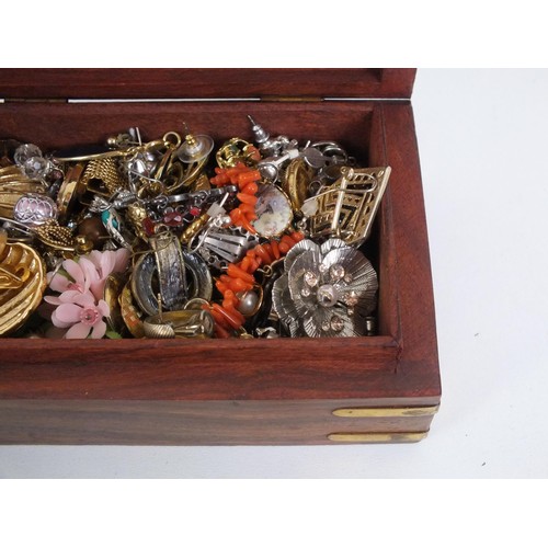 166 - WOODEN CARVED JEWELLERY TRINKET BOX FULL OF VINTAGE / RETRO EARRINGS INCLUDING CLIP ON ENAMEL ETC