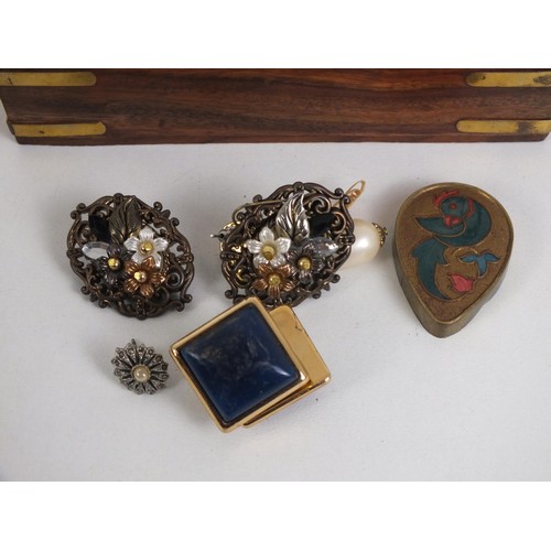 166 - WOODEN CARVED JEWELLERY TRINKET BOX FULL OF VINTAGE / RETRO EARRINGS INCLUDING CLIP ON ENAMEL ETC