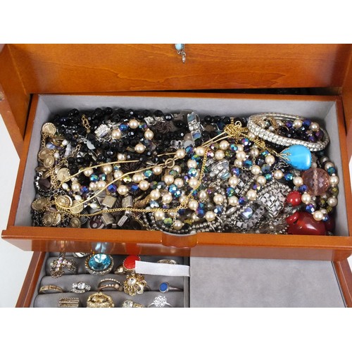 167 - LARGE WOODEN MELE JEWELLERY BOX FULL OF COSTUME JEWELLERY INCLUDING GOLD PLATED ETC