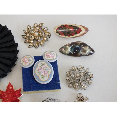 169 - 21 x VINTAGE AND RETRO BROOCHES INCLUDING CAMEO, CERAMIC, ENAMEL ETC