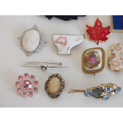 169 - 21 x VINTAGE AND RETRO BROOCHES INCLUDING CAMEO, CERAMIC, ENAMEL ETC