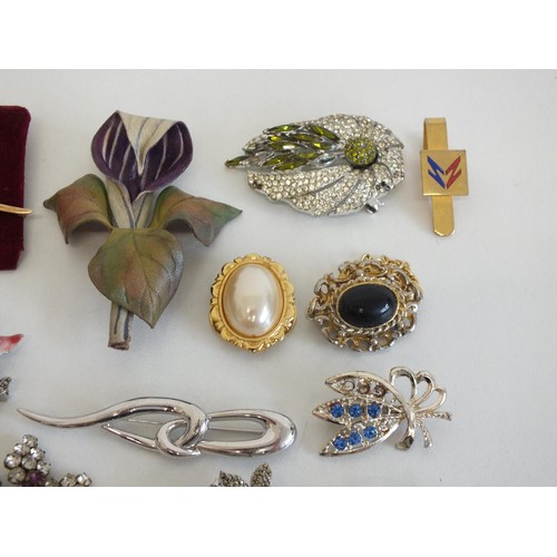 170 - LOT OF ASSORTED JEWELLERY INCLUDING BROOCHES, SCARF CLIP, TIE PINS ETC