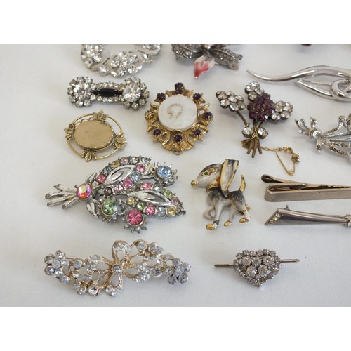 170 - LOT OF ASSORTED JEWELLERY INCLUDING BROOCHES, SCARF CLIP, TIE PINS ETC