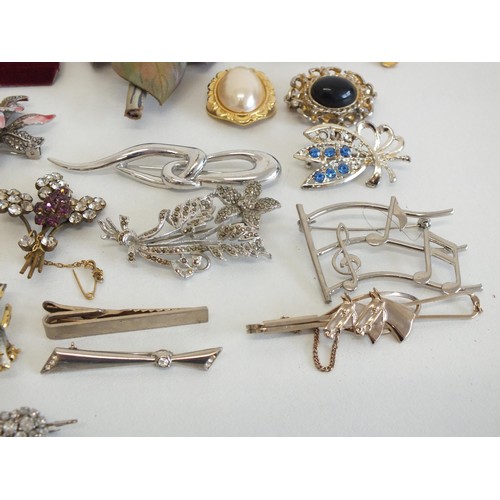 170 - LOT OF ASSORTED JEWELLERY INCLUDING BROOCHES, SCARF CLIP, TIE PINS ETC