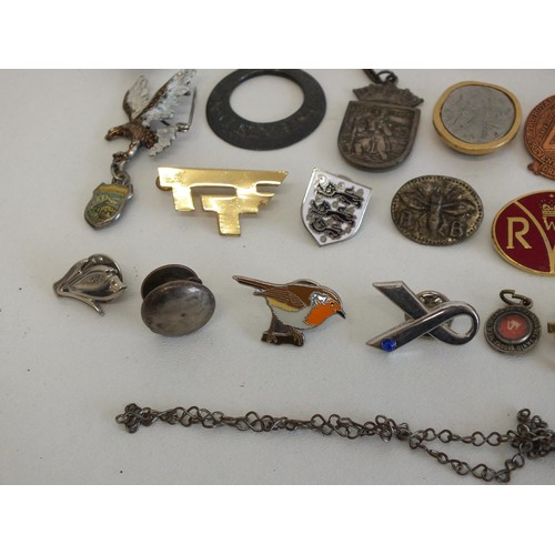 172 - LOT OF COLLECTABLES INCLUDING LONDON TRANSPORT BADGE SIGNED J.R.GAUNT, PINS, BADGES ETC