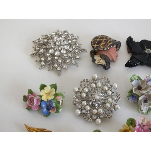 177 - 23 x VINTAGE AND RETRO BROOCHES INCLUDING ART DECO, CERAMIC, GOLD PLATED ETC