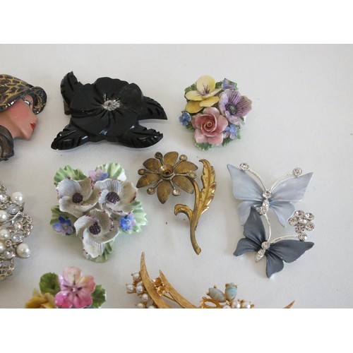 177 - 23 x VINTAGE AND RETRO BROOCHES INCLUDING ART DECO, CERAMIC, GOLD PLATED ETC