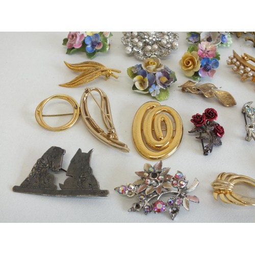 177 - 23 x VINTAGE AND RETRO BROOCHES INCLUDING ART DECO, CERAMIC, GOLD PLATED ETC