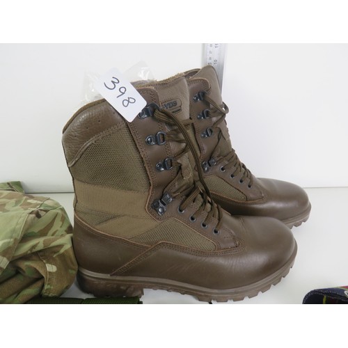 398 - COMBAT CLOTHING SIZE 9 BOOTS AND CAP BADGES ETC