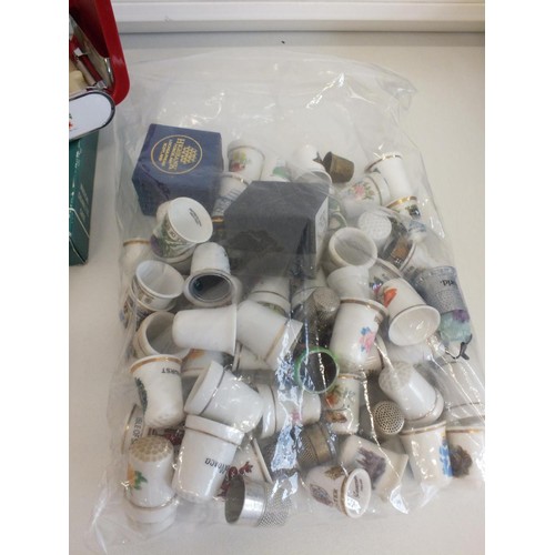 229 - TRAY OF MISC COLLECTABLES INCLUDES JOBLOT OF THIMBLES, BOXED SILVIA MUSICAL CIGARETTE CASE (WORKING)... 