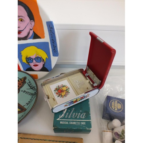 229 - TRAY OF MISC COLLECTABLES INCLUDES JOBLOT OF THIMBLES, BOXED SILVIA MUSICAL CIGARETTE CASE (WORKING)... 