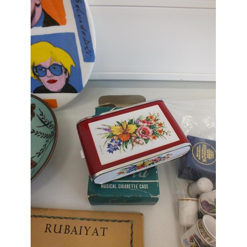 229 - TRAY OF MISC COLLECTABLES INCLUDES JOBLOT OF THIMBLES, BOXED SILVIA MUSICAL CIGARETTE CASE (WORKING)... 