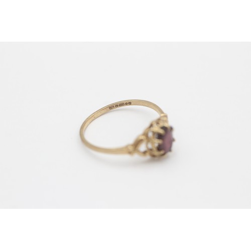 404 - 9ct Gold Garnet Single Stone Ring (1.3g)- Size M