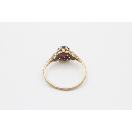 404 - 9ct Gold Garnet Single Stone Ring (1.3g)- Size M